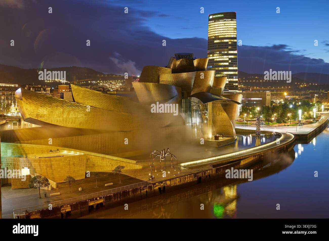 Guggenheim Museum of Modern Art in der Nacht. Bilbao, Spanien - 12. September 2024. Stockfoto