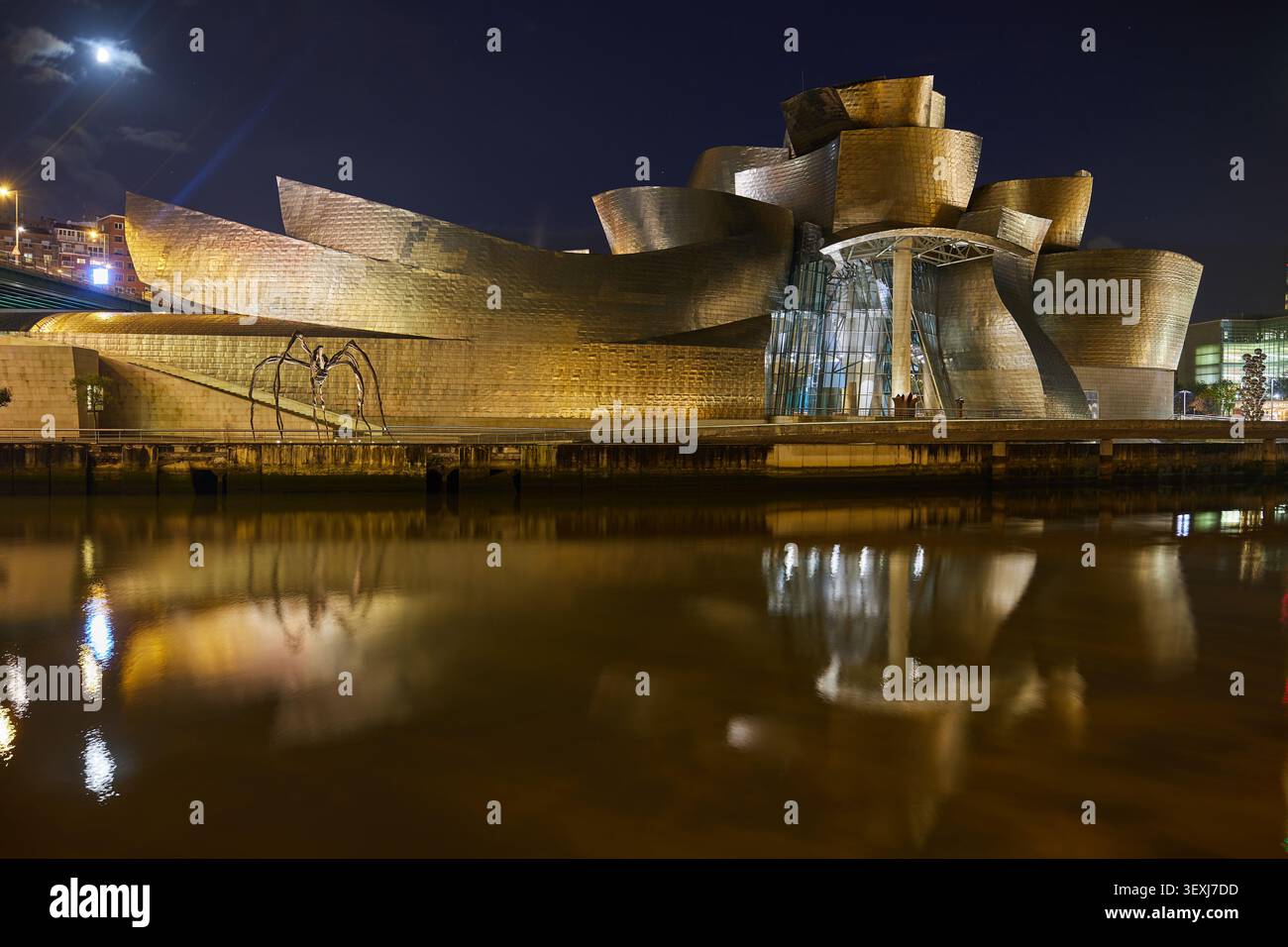 Guggenheim Museum of Modern Art in der Nacht. Bilbao, Spanien - 12. September 2024. Stockfoto