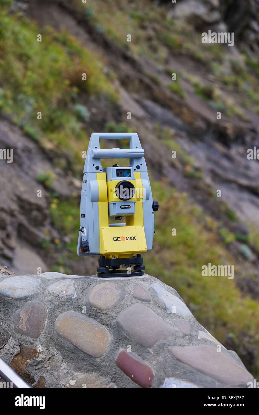 Tacheometer oder Theodolit GeoMax an der Betonwand bei Vermessungsarbeiten. Gaztelugatxe, Spanien - 13. September 2024. Stockfoto