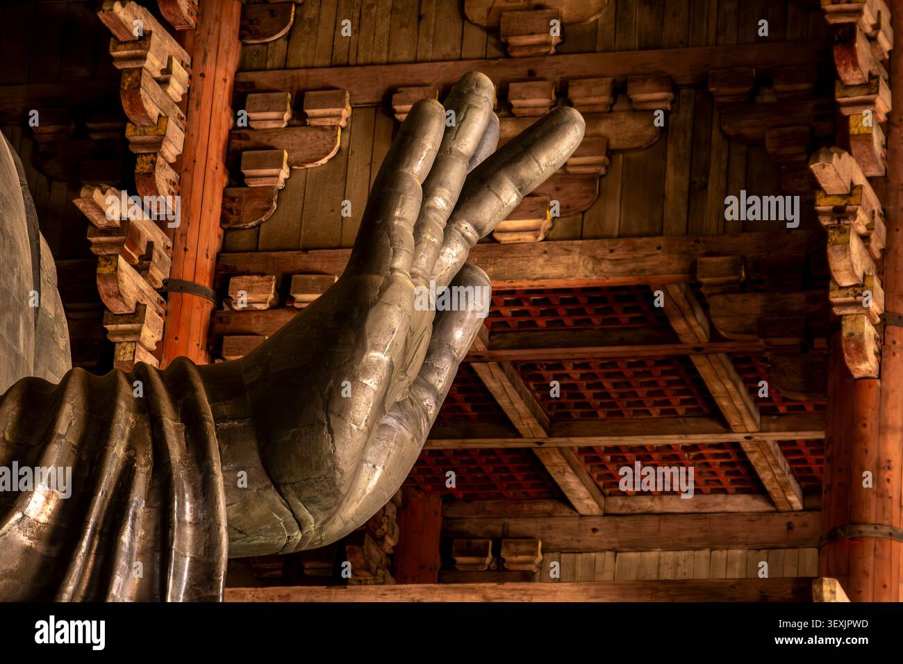 Nahaufnahme der Geste der erhobenen Hand des Großen Buddha im Todai-JI-Tempel, Nara, Japan. Stockfoto