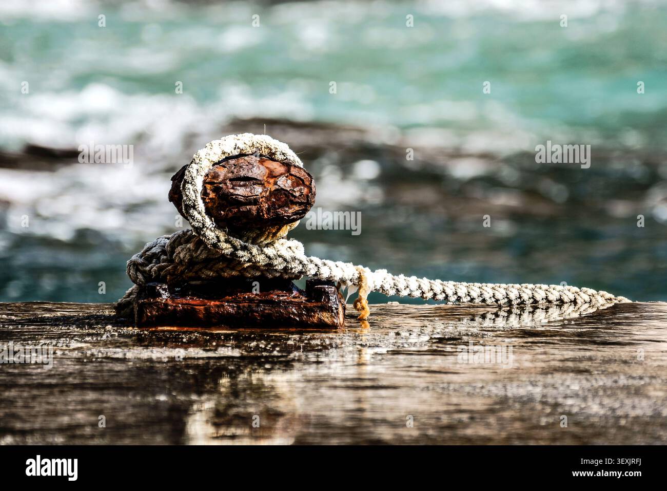 Rostiger Schiffspoller und altes Seil, Strand Canyamel, Baixada de Cal Rei, Gemeinde Capdepera, Mallorca, Balearen, Spanien Stockfoto