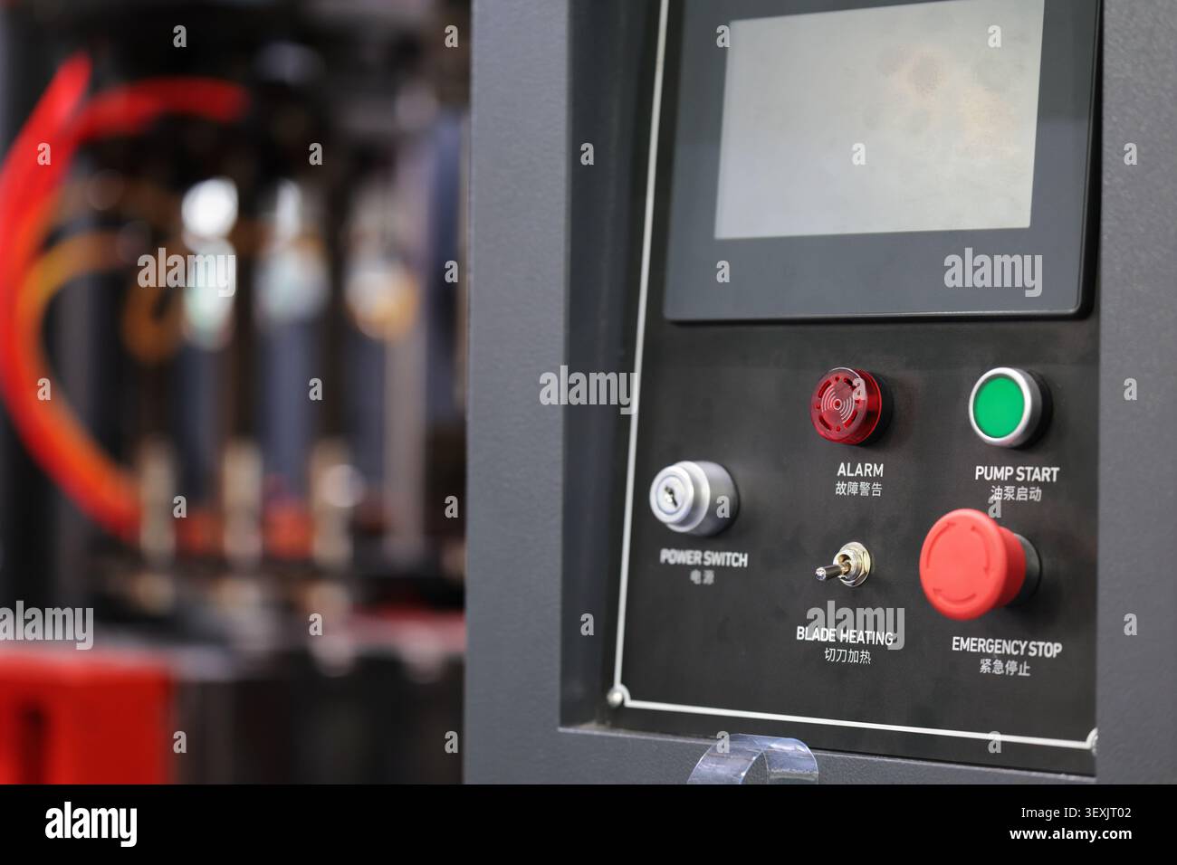 Industrielles Bedienfeld mit Touchscreen-Nahaufnahme. Selektiver Fokus. Stockfoto