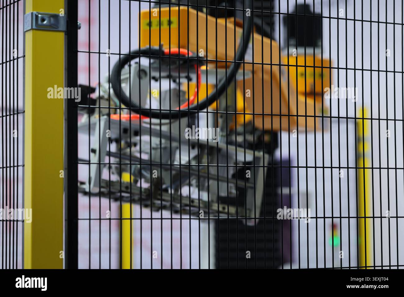 Industrieroboter-Sicherheitszaun. Robotische Palettierzelle. Selektiver Fokus. Stockfoto