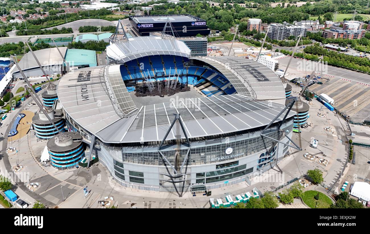 Luftaufnahme des Etihad Stadions, Heimstadion des Manchester City Football Club, zeigt das Stadion und den umliegenden Etihad Campus in Manchester Stockfoto