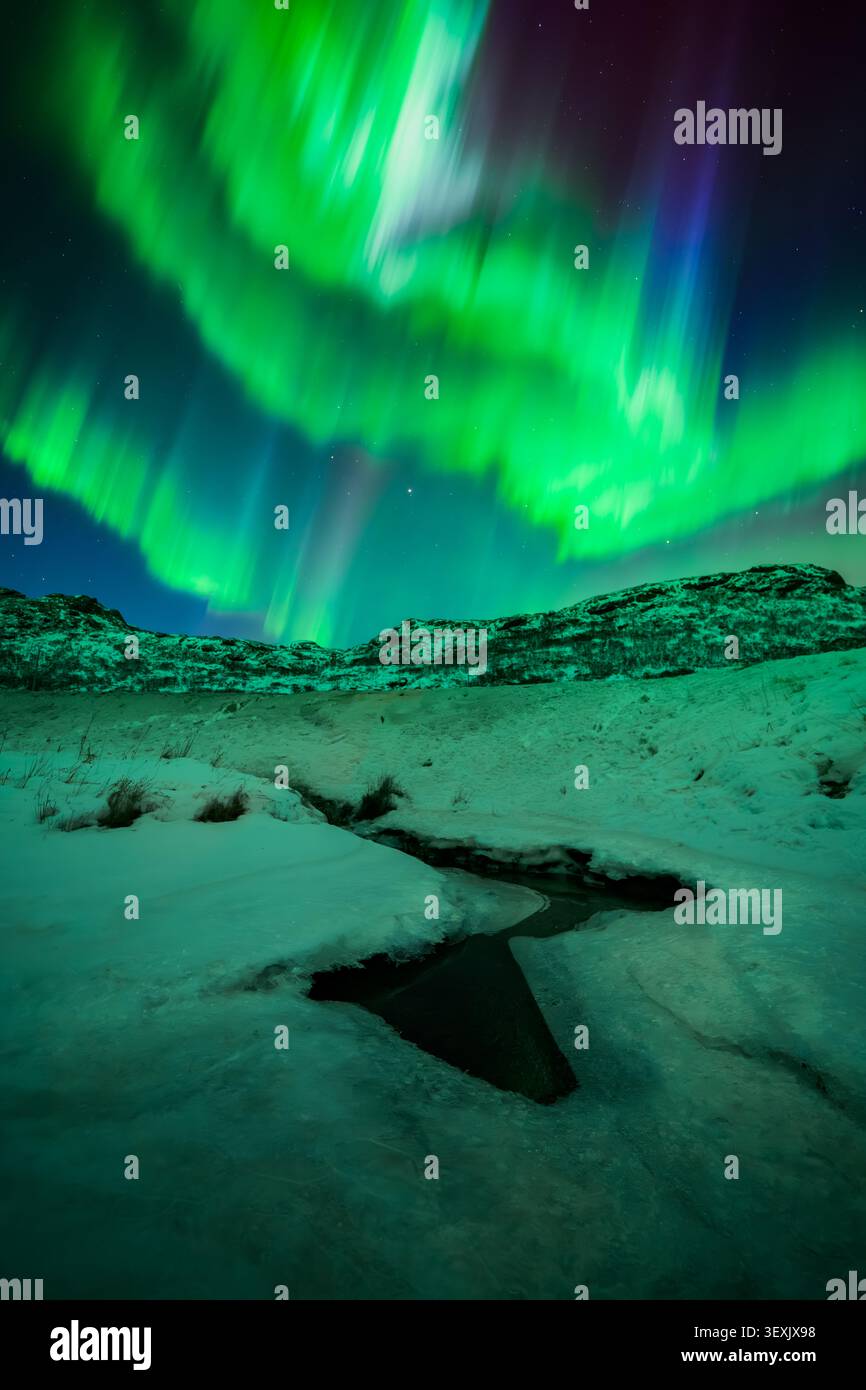 Starke Auroras über der Landschaft, Lofoten, Norwegen Stockfoto