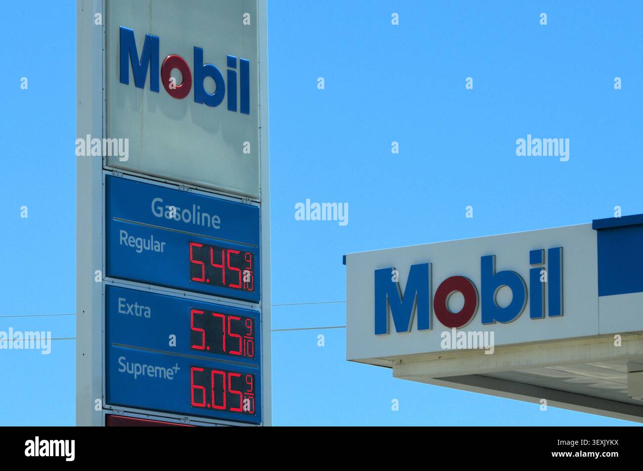 San Bernadino, CA - 28. Juni 2026: Ein digitales LED-Schild zeigt aktuelle Gaspreise an einer Mobil-Tankstelle vor blauem Himmel an. Stockfoto