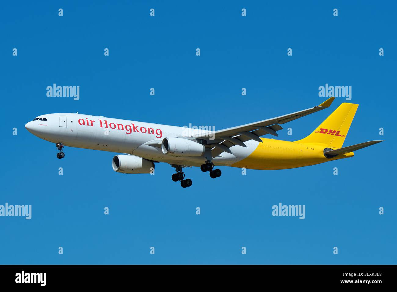 DHL Aviation Airbus A330-300F (B-LKA) Frachter, der von Air Hong Kong bei Endanflug zum internationalen Flughafen Narita betrieben wird Stockfoto