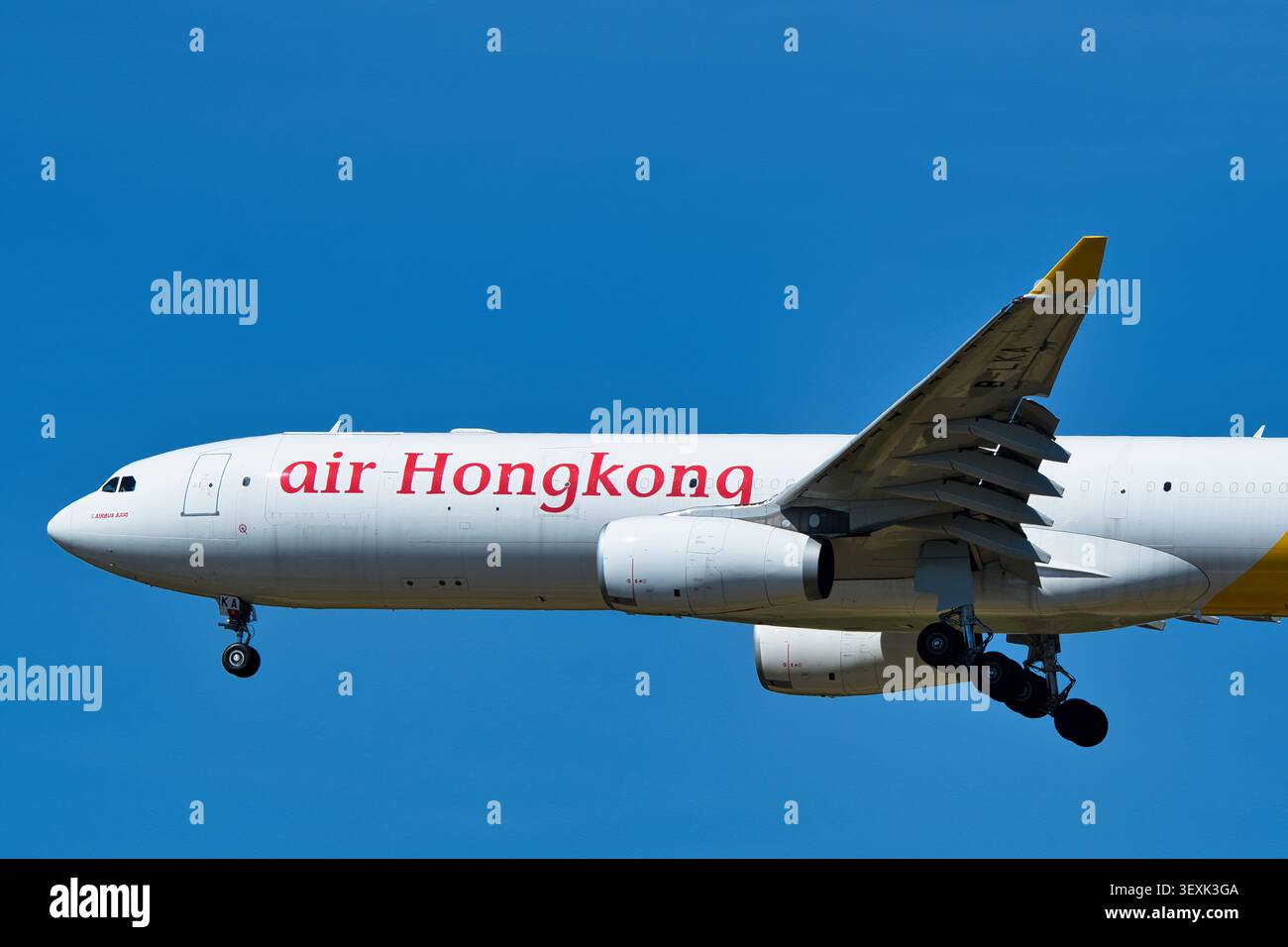 DHL Aviation Airbus A330-300F (B-LKA) Frachter, der von Air Hong Kong bei Endanflug zum internationalen Flughafen Narita betrieben wird Stockfoto