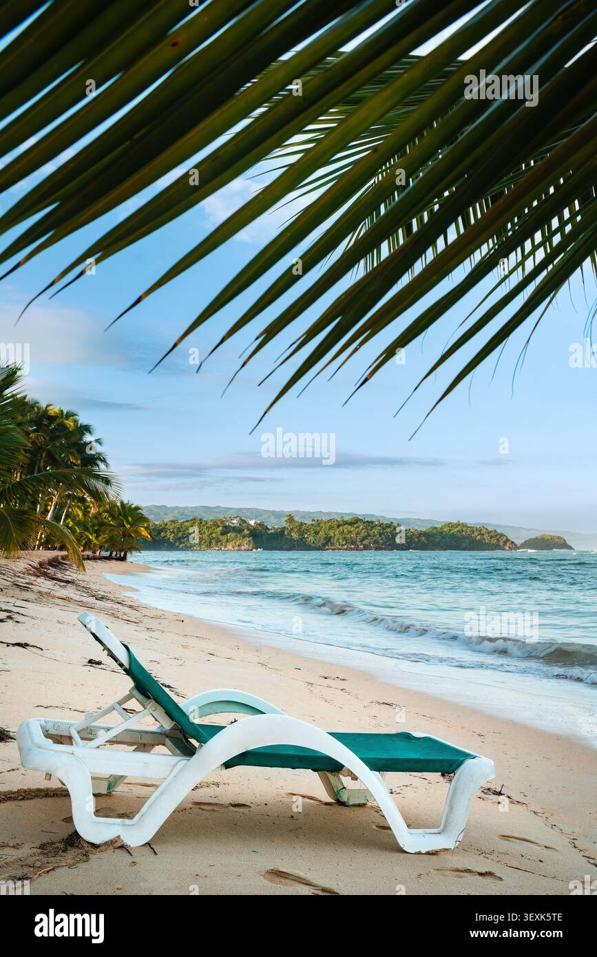 Tropisches Strandresort in Las Terrenas Dominikanische Republik mit Liegestuhl Stockfoto