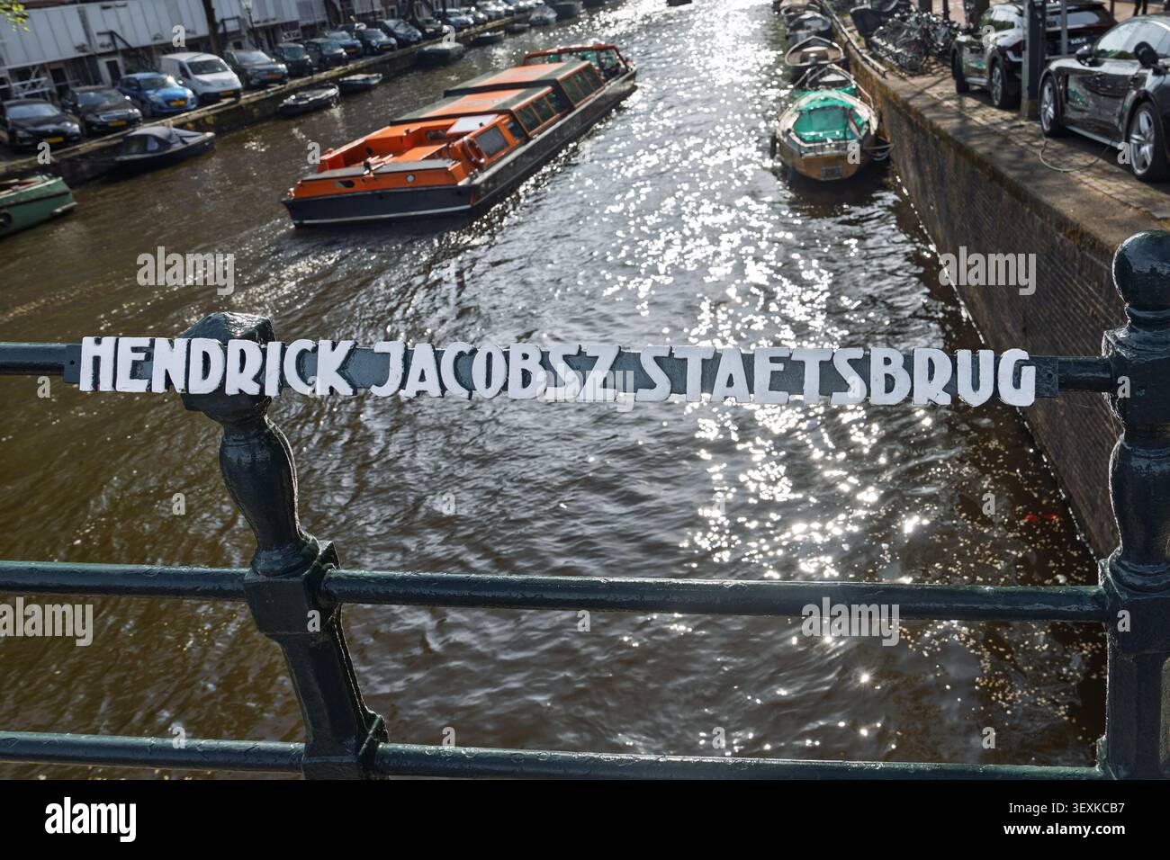 Hendrick Jacobsz Staetsbrug Brücke Schild über einen Kanal in Amsterdam, Niederlande Stadt Szene Stockfoto