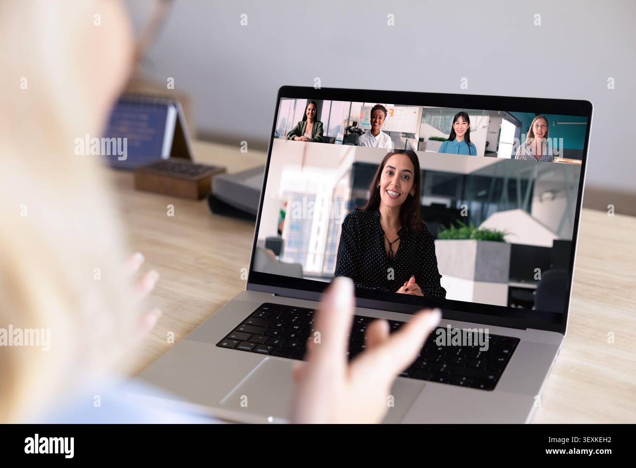 Verschiedene Geschäftsleute werden während eines Videogesprächs auf dem Laptop-Bildschirm angezeigt Stockfoto