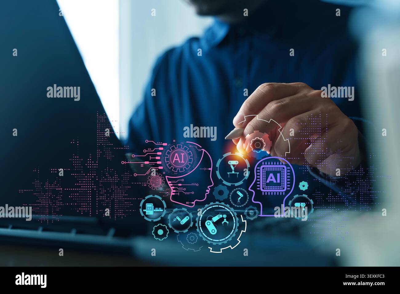Nahaufnahme eines Profis mit einem Stift neben einem Laptop mit leuchtenden KI-Symbolen, die künstliche Intelligenz, Automatisierung und digitale Technik veranschaulichen Stockfoto