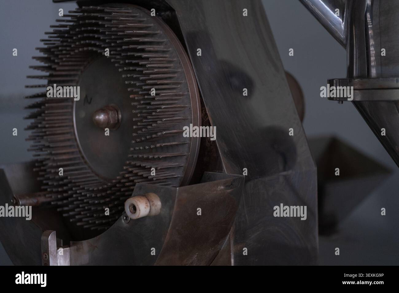 Präzisions-Bolzenradmontage in automatisierten Industriemaschinen Stockfoto