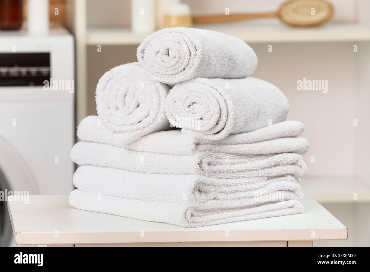 Stapel sauber, weiße Handtücher auf Tisch Stockfoto