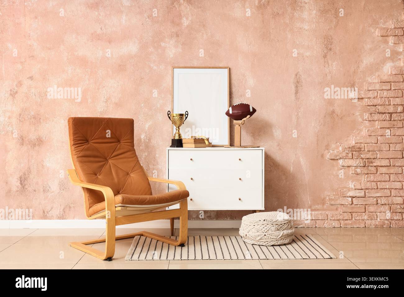 Moderne Wohnzimmerecke mit Sessel und dekorativen Gegenständen Stockfoto
