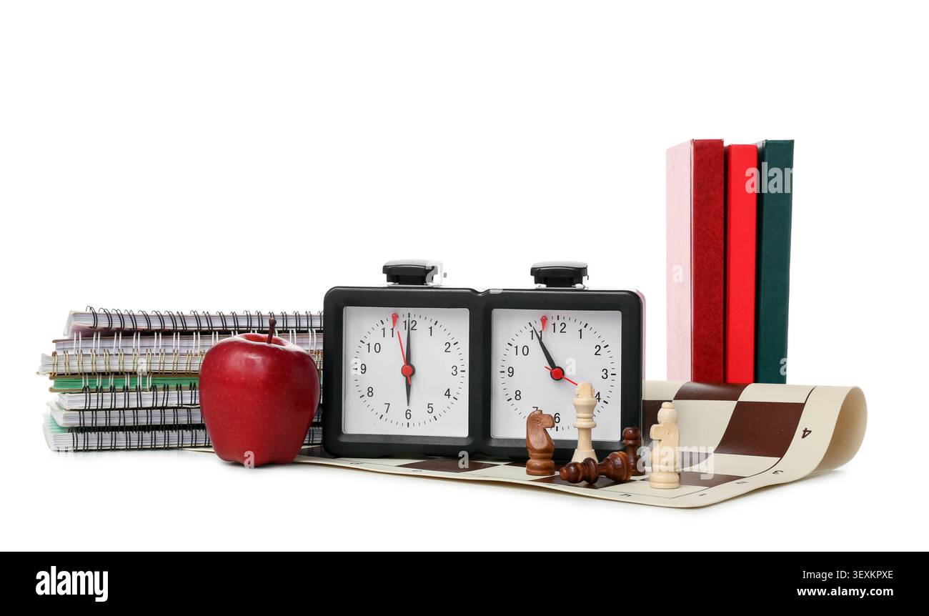 Komposition mit Schachstücken, Uhr und Notizbüchern auf weißem Hintergrund Stockfoto