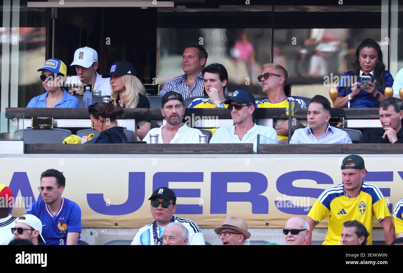 New York City, Usa. 30. Juni 2026. Gerard Butler und Adam Dell nehmen am 30. Juni 2026 im New York New Jersey Stadiun, NJ, am FIFA-WM-Spiel zwischen Frankreich und Schweden teil. Foto: Charles Guerin/ABACAPRESS.COM Credit: Abaca Press/Alamy Live News Stockfoto