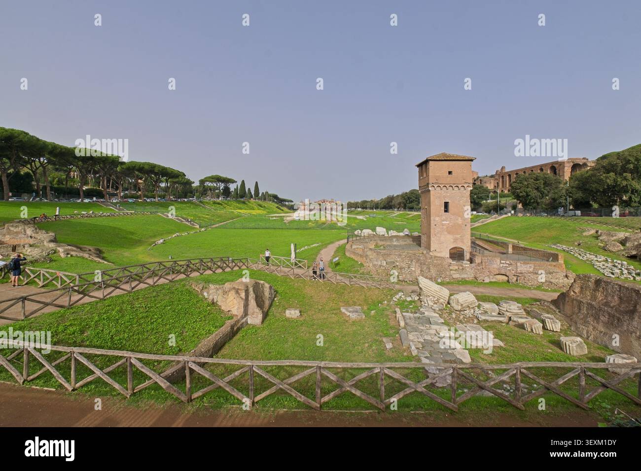 Blick von oben auf die Ruinen des Circus Maximus mit Bäumen und Überresten von Gebäuden vor blauem Himmel, Rom im Herbst 2024 Stockfoto