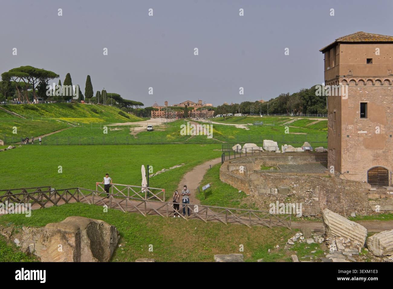 Blick von oben auf die Ruinen des Circus Maximus mit Bäumen und Überresten von Gebäuden vor blauem Himmel, Rom im Herbst 2024 Stockfoto