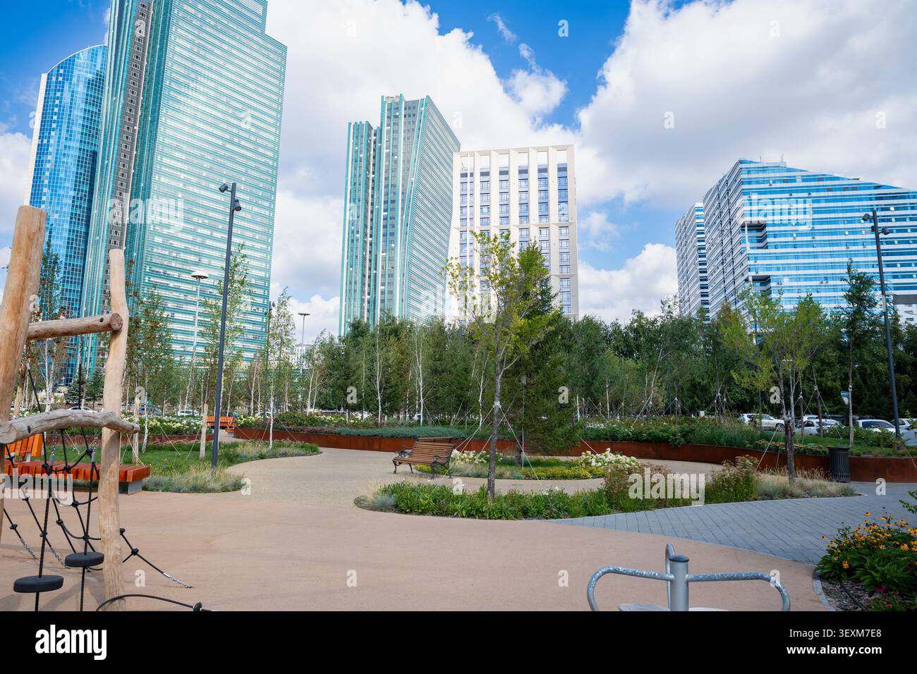 Moderner Spielplatz in urbaner Umgebung, umgeben von hohen Gebäuden und Grün. Verbesserung, Verschönerung, Renovierung der städtischen Umwelt, Verbesserung Stockfoto