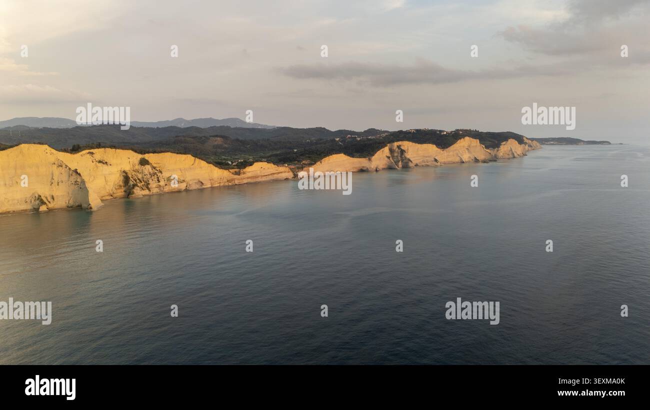 Aus der Vogelperspektive auf Kap Drastis mit seinen dramatischen Kalksteinklippen und türkisfarbenem Wasser bei Sonnenuntergang in Korfu, Griechenland. Stockfoto