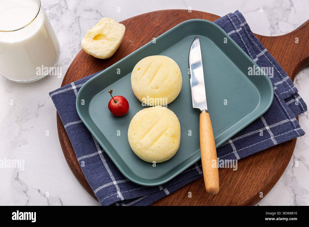 Flauschige gedämpfte Kuchen auf Teller geschnitten, fettarmer Ersatz-Snack für Fitnessmahlzeiten Stockfoto
