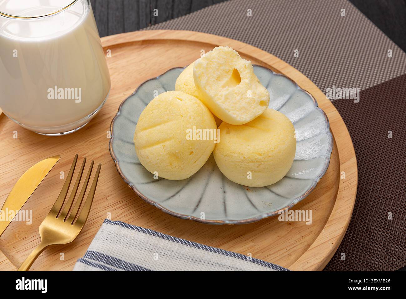 Flauschige gedämpfte Kuchen auf Teller geschnitten, fettarmer Ersatz-Snack für Fitnessmahlzeiten Stockfoto