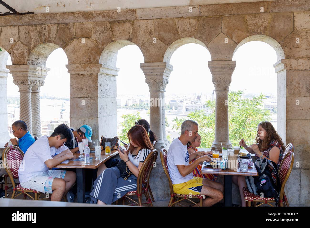 Die Leute sitzen im Restaurant auf der Terrasse des Budaer Schlosses, Budapest, Ungarn Stockfoto
