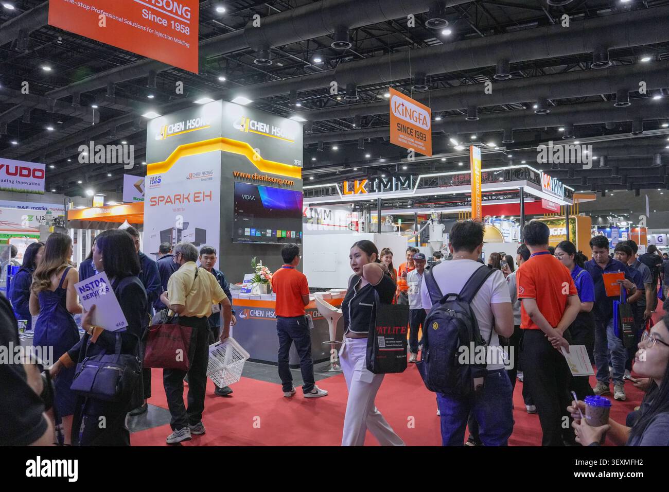 Bangkok, Thailand - 17. Juni 2026: Besuchermengen versammelten sich am Chen HSONG Spark EH Spritzgussstand auf der Manufacturing Expo in Bangk Stockfoto