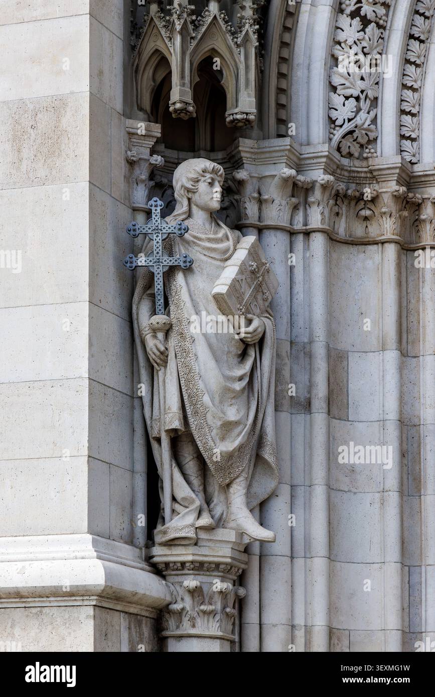 Eine von zwei allegorischen Figuren auf jeder Seite des Eingangs zum ungarischen Parlamentsgebäude, diese mit einem Buch und einem Kreuz für Weisheit Stockfoto