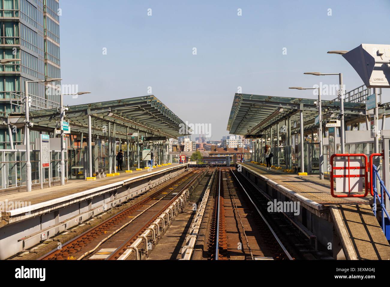 Wir nähern uns dem West India Quay auf der Docklands Light Railway, England, Großbritannien Stockfoto