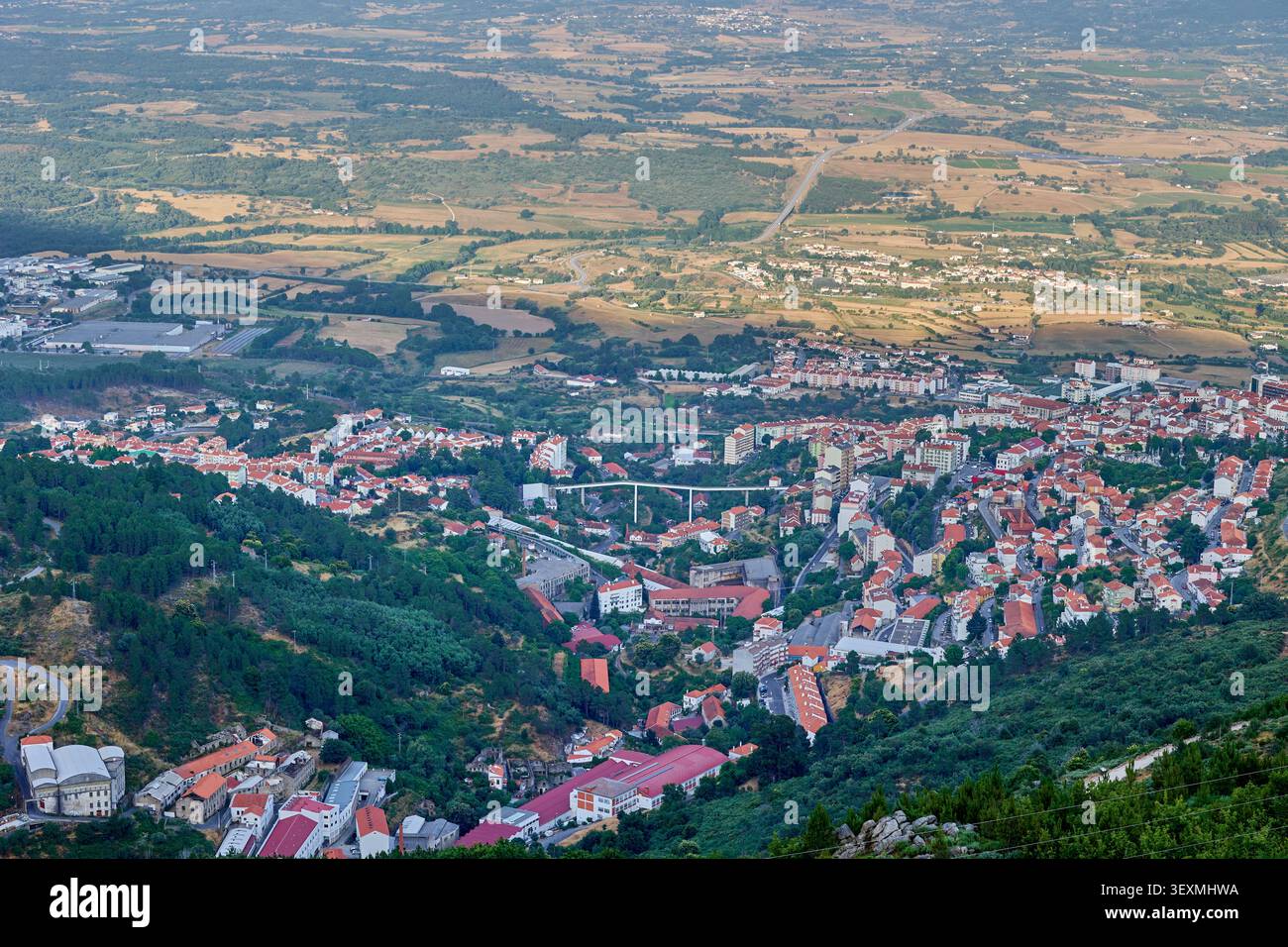 Großer Panoramablick auf das Tal und die Landschaft von den Bergen aus. Stockfoto