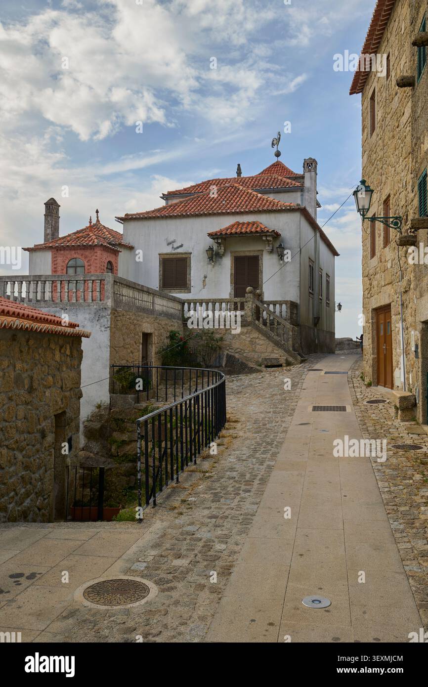 Historische Steinstraße mit traditionellen Häusern in Monsanto, Portugal. Stockfoto