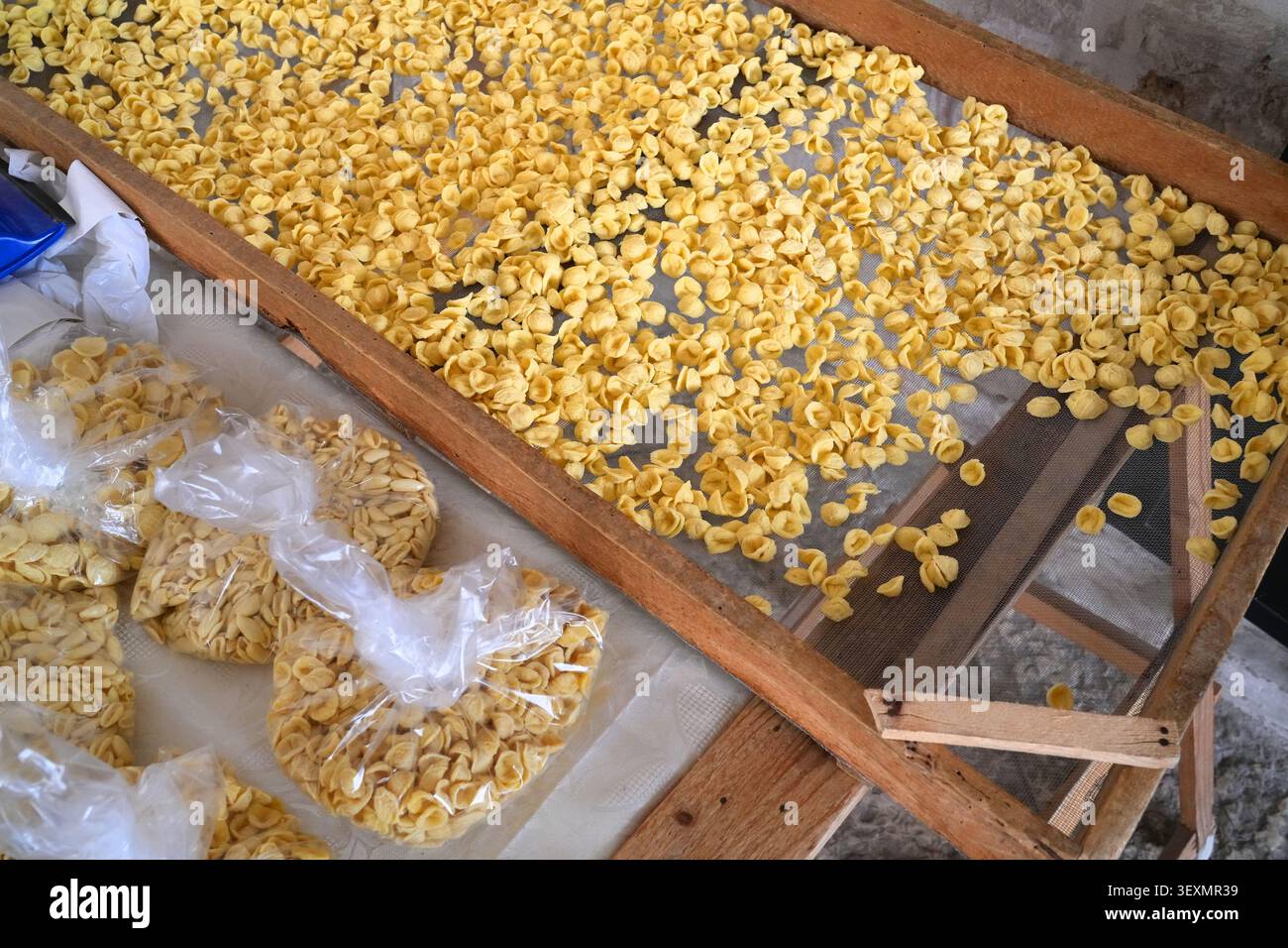 Italienische Küche traditionelle Produktion - Trocknen von hausgemachten Orecchiette pugliese Nudeln im Freien in Bari, Apulien. Stockfoto
