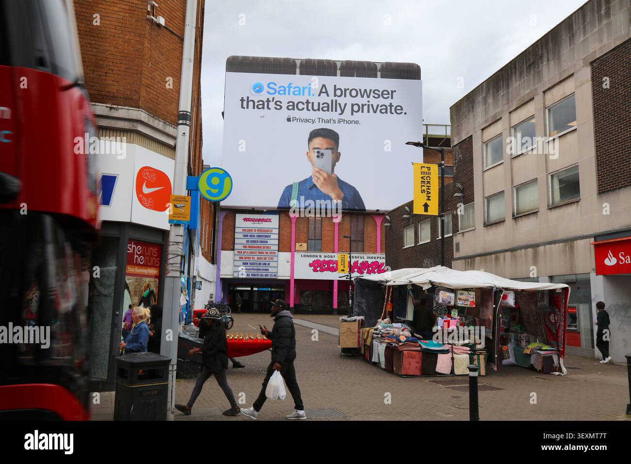 LONDON, UK - 8. JULI 2024: IPhone Safari Browser-Datenschutzwerbung im Bezirk Peckham in London Borough of Southwark. Stockfoto