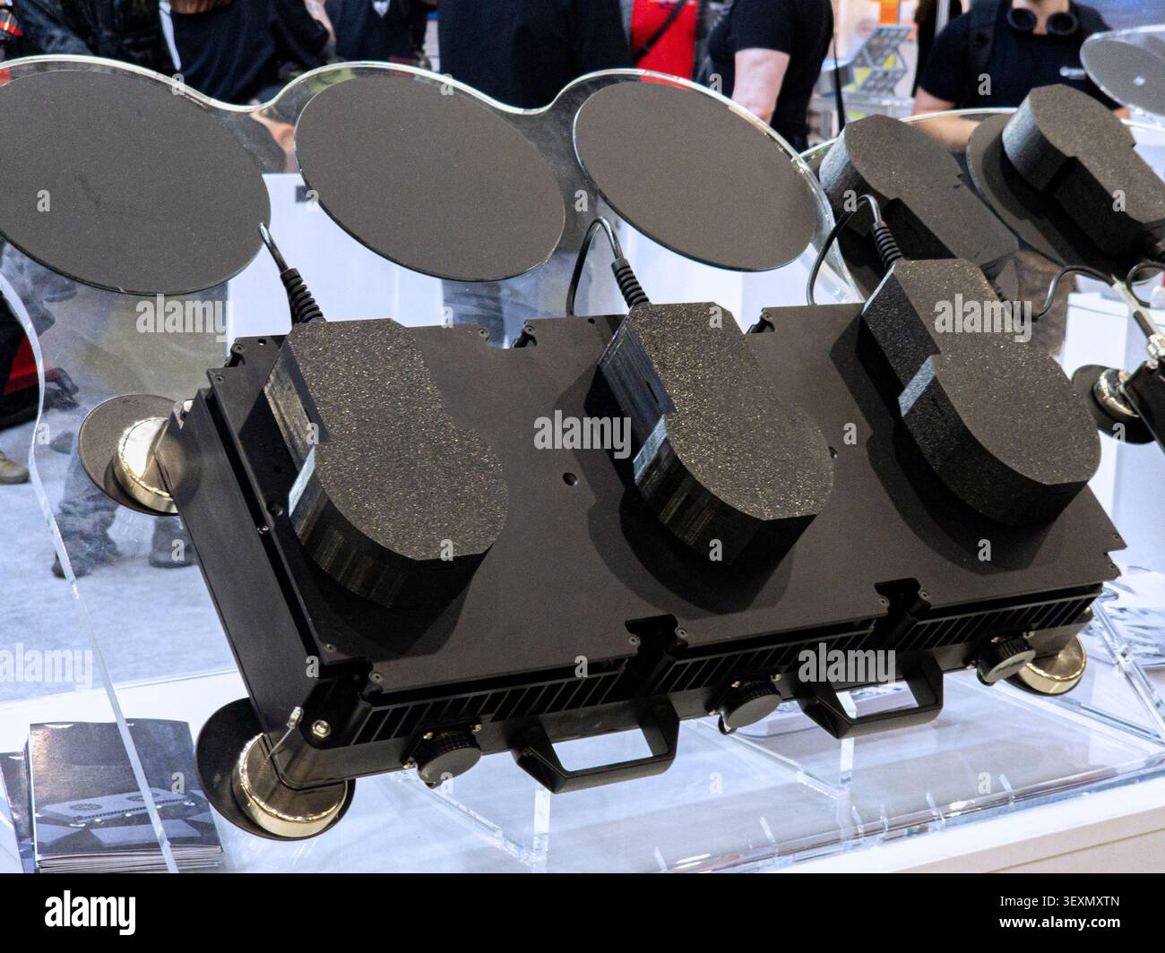 Ein ausgeklügeltes tragbares elektronisches Kriegsführungssystem (EW), das für Drohnenblockierung und Funksignalblockierung entwickelt wurde und moderne militärische Gegenanzeigen zeigt Stockfoto