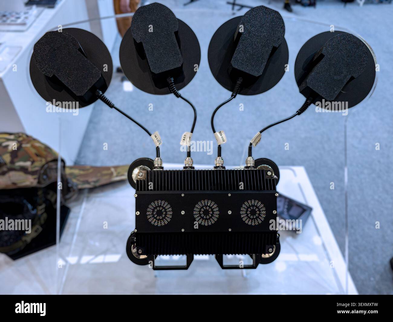 Ein modernes taktisches elektronisches Kriegsgerät, das für die UAS-Abwehr gegen Drohnen entwickelt wurde und vier Richtantennen hat, die auf unterschiedliche Freque abgestimmt sind Stockfoto