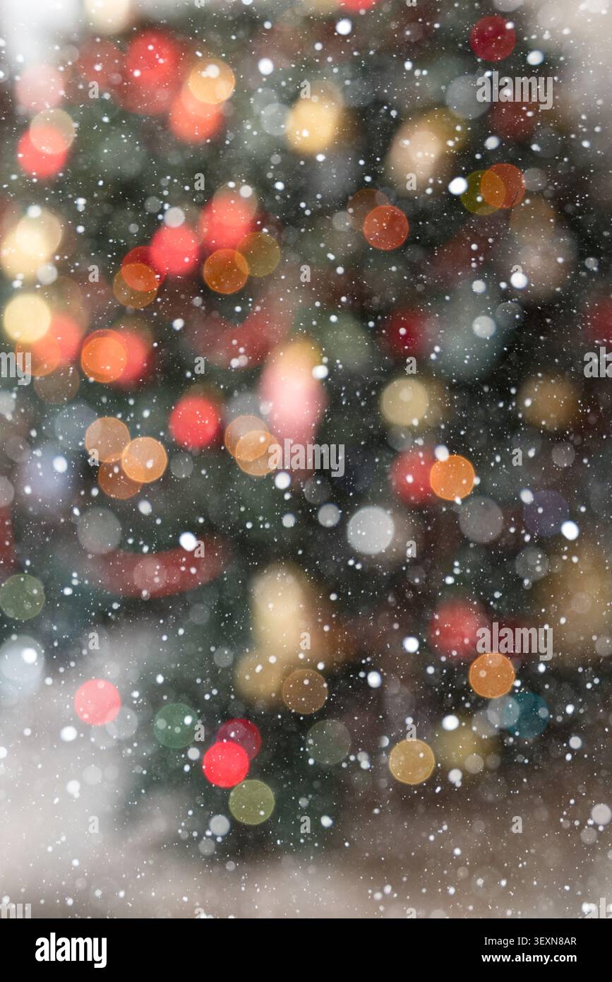 Weihnachtlicher Nahaufnahme-Hintergrund mit vollständig verschwommenen bunten Weihnachtslichtern für einen satten Bokeh-Effekt. Der Rahmen ist mit warmem, leuchtendem Licht gefüllt Stockfoto