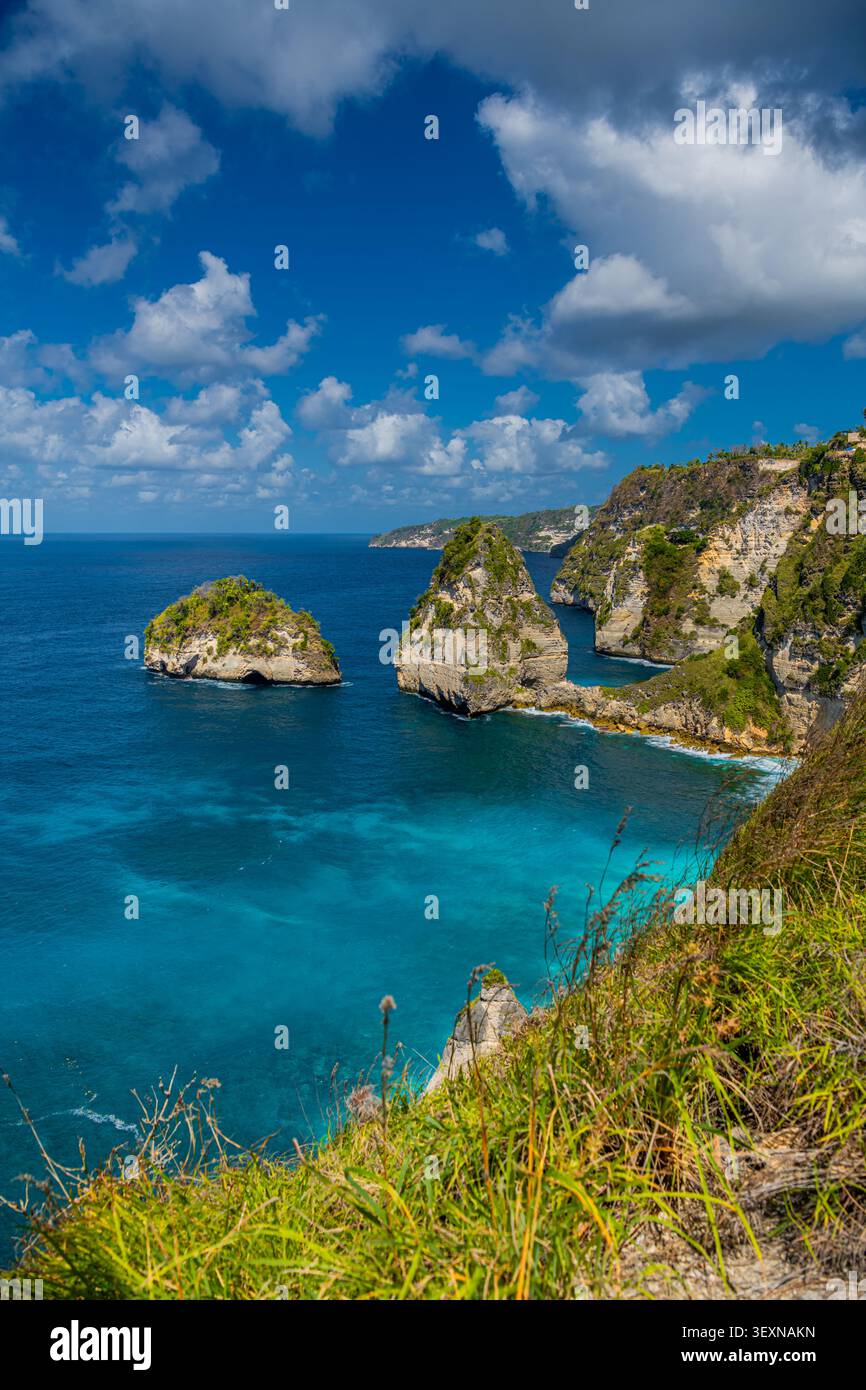Atemberaubende Aussicht auf die Diamond Beach gebadet vom türkisfarbenen Meer bei einem wunderschönen Sonnenaufgang. Diamond Beach ist einer unberührten, weißen Sand und seidiges Blau ... Stockfoto