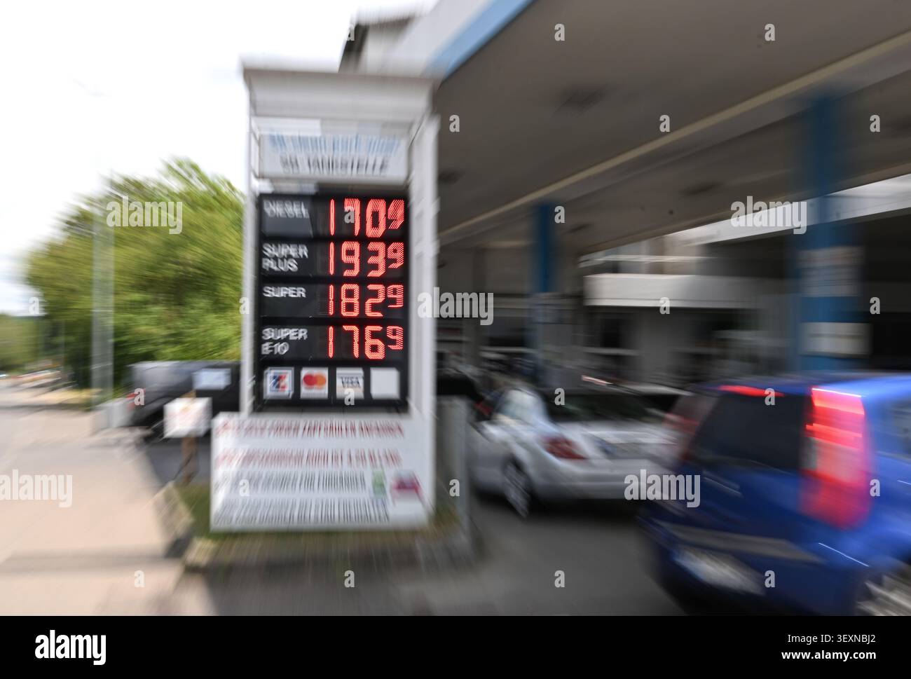 01. Juli 2026, Baden-Württemberg, Esslingen: Niedrige Preise für Benzin und Diesel werden auf dem elektronischen Schild einer Tankstelle angezeigt (Unschärfeeffekt durch Zoomen bei Langzeitbelichtung). Foto: Bernd Weißbrod/dpa Stockfoto