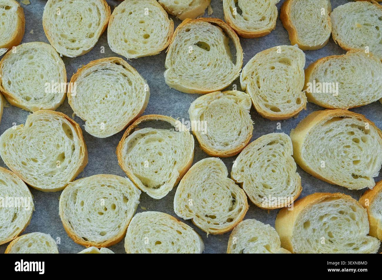 Scheiben Brot auf einem Backblech, Nahaufnahme. Krümel. Stockfoto
