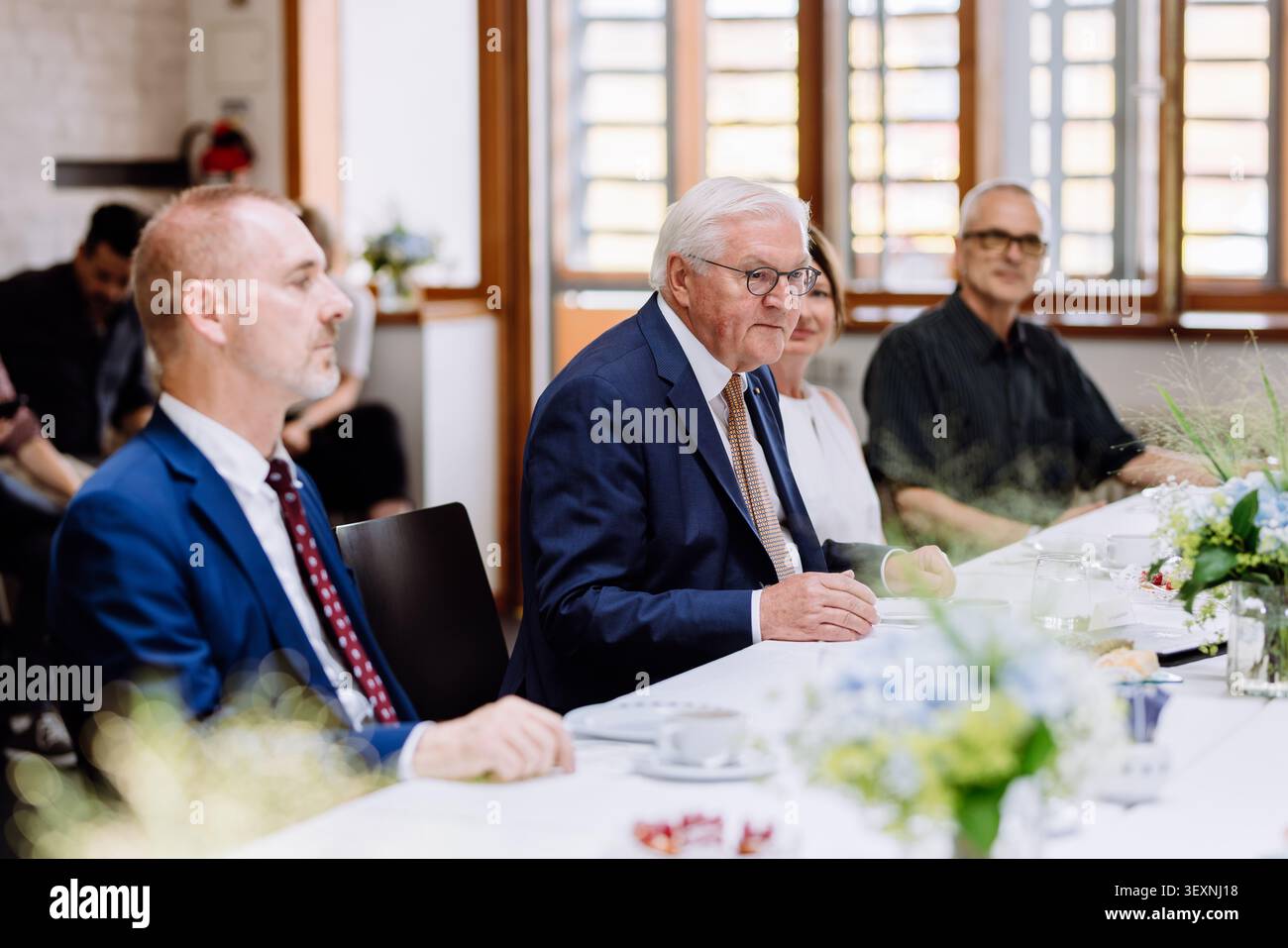 01. Juli 2026, Baden-Württemberg, Lörrach: Bundespräsident Frank-Walter Steinmeier sitzt im Alten Rathaus von Lörrach während der Diskussionsreihe ·Kaffeetafel Kontrovers· mit Bewohnern des Grenzdreiecks. In diesem Gebäude rief Gustav Struve 1848 die Deutsche Republik aus. Drei Tage lang wird Steinmeier seine offiziellen Aufgaben von dieser Stadt im ·Dreiländereck· in unmittelbarer Nähe der Schweiz und Frankreichs aus wahrnehmen. Im Rahmen seiner Besuchsserie ·Ortszeit Deutschland· verlässt der Bundespräsident seinen Amtssitz in Berlin, um Regionen außerhalb des Landes zu besuchen Stockfoto