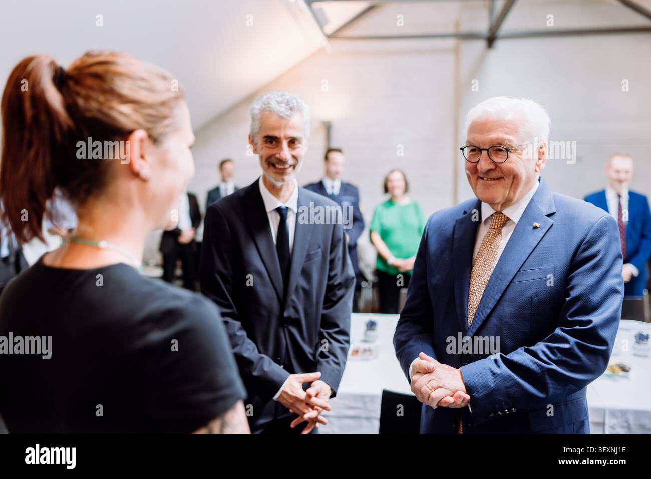 01. Juli 2026, Baden-Württemberg, Lörrach: Bundespräsident Frank-Walter Steinmeier ist vor der Diskussionsreihe ·Kaffeetafel Kontrovers· im Alten Rathaus und spricht mit Menschen aus dem Dreiländereck. In diesem Gebäude rief Gustav Struve 1848 die Deutsche Republik aus. Drei Tage lang wird Steinmeier seine offiziellen Aufgaben von dieser Stadt im ·Dreiländereck· in unmittelbarer Nähe der Schweiz und Frankreichs aus wahrnehmen. Im Rahmen seiner ·Ortszeit Deutschland·-Tour soll der Bundespräsident seinen Amtssitz in Berlin verlassen, um Regionen außerhalb der Großstädte zu besuchen Stockfoto