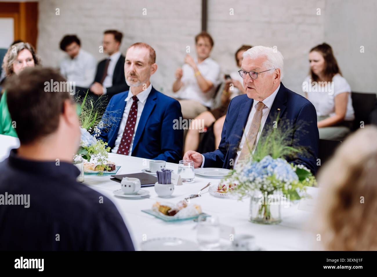 01. Juli 2026, Baden-Württemberg, Lörrach: Bundespräsident Frank-Walter Steinmeier sitzt im Alten Rathaus von Lörrach während der Diskussionsreihe ·Kaffeetafel Kontrovers· mit Bewohnern des Grenzdreiecks. In diesem Gebäude rief Gustav Struve 1848 die Deutsche Republik aus. Drei Tage lang wird Steinmeier seine offiziellen Aufgaben von dieser Stadt im ·Dreiländereck· in unmittelbarer Nähe der Schweiz und Frankreichs aus wahrnehmen. Im Rahmen seiner Besuchsserie ·Ortszeit Deutschland· verlässt der Bundespräsident seinen Amtssitz in Berlin, um Regionen außerhalb des Landes zu besuchen Stockfoto