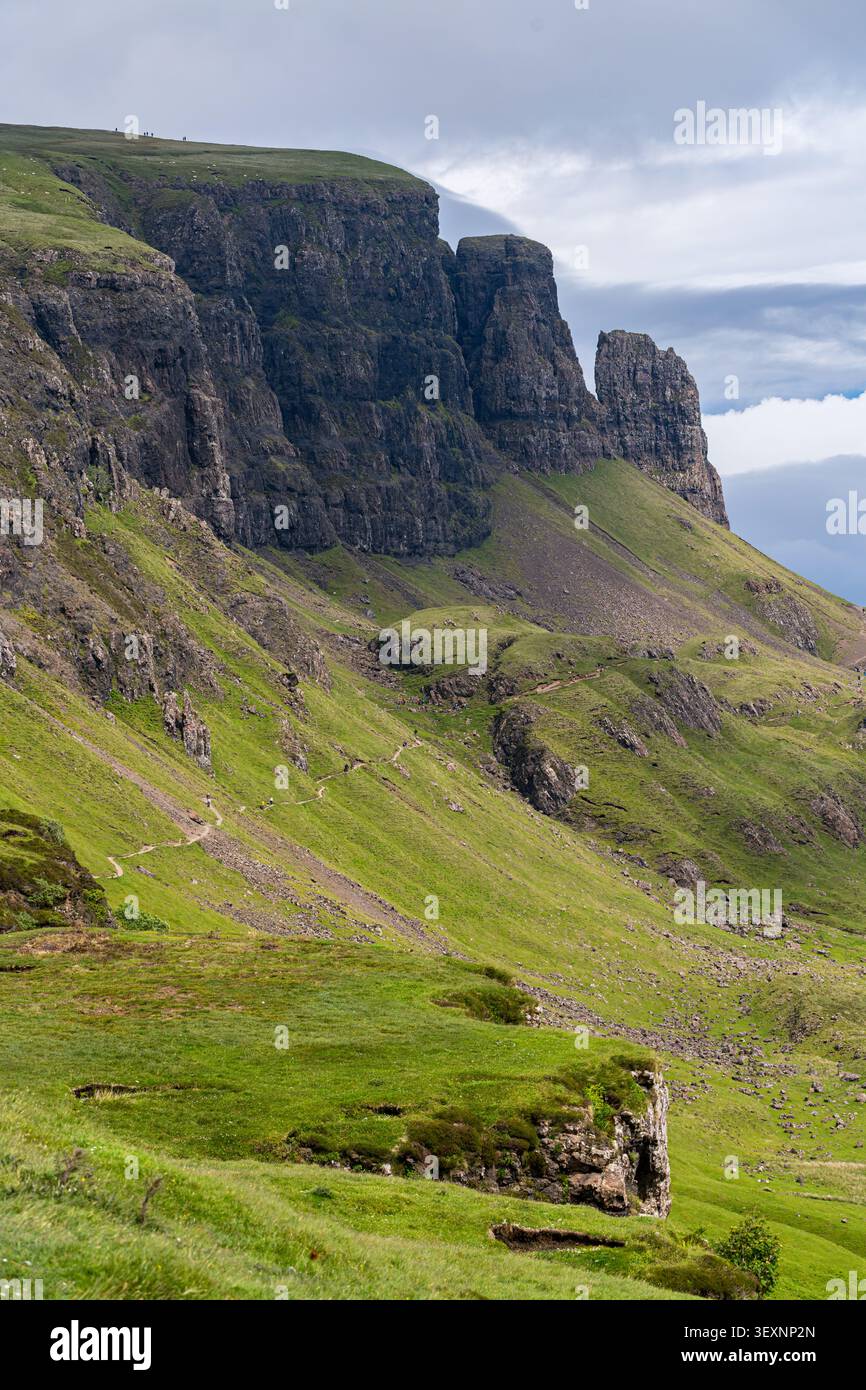 Das Quiraing auf der Trotternish Ridge, Isle of Skye, Schottland, an einem sonnigen Sommertag mit dramatischen Felsformationen und sanfter grüner Landschaft. Stockfoto