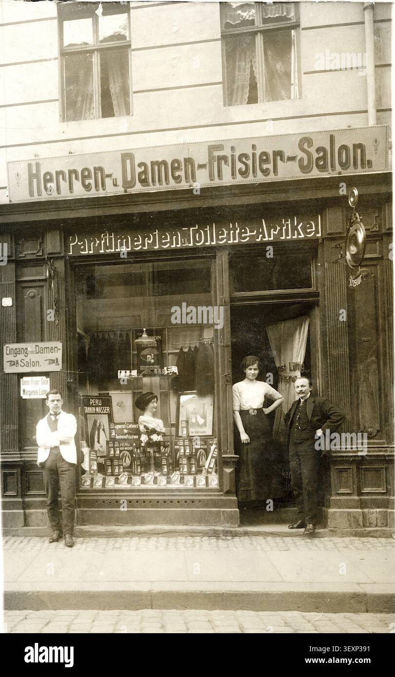 Friseur, Damen, Herren, Friseursalon, Parfümerie, Geschäft, Beruf, Zwanziger, Verkäufer, Schaufenster, Display, Männer posieren vor einem Haar Stockfoto