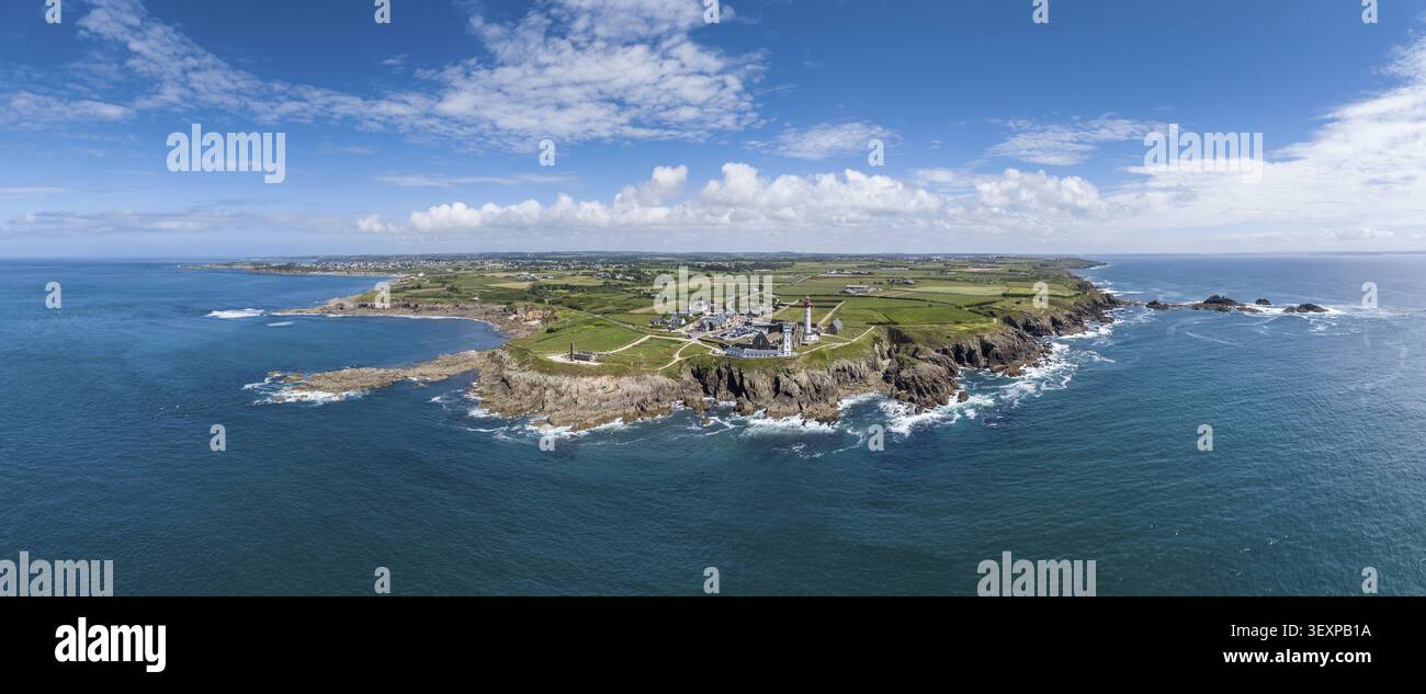 Aus der Vogelperspektive, Panorama des markanten rot-weißen Leuchtturms Phare de Saint-Mathieu an der bretonischen Küste neben den historischen Kirchenruinen der Stockfoto