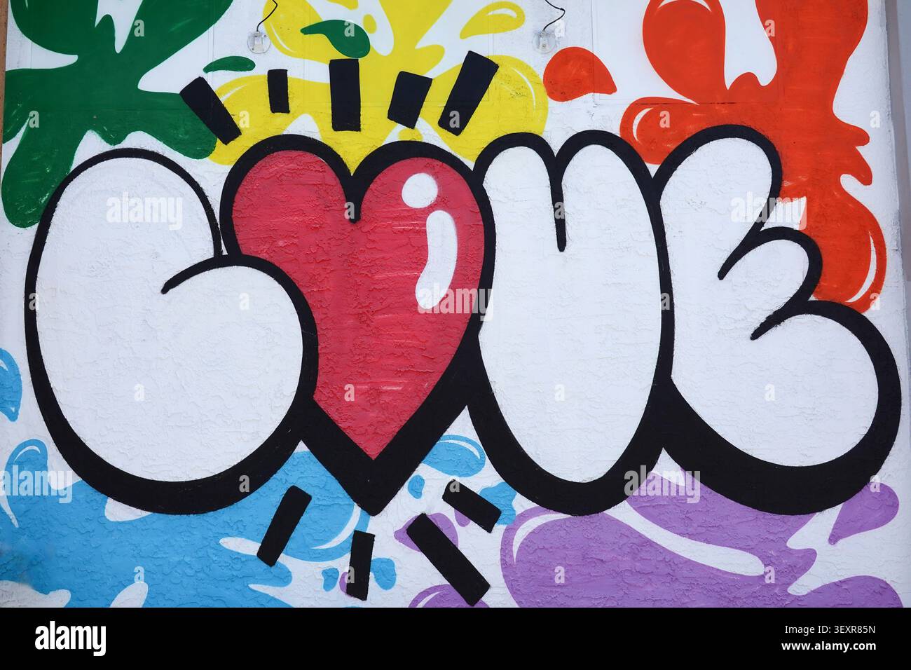 Graffiti mit dem Wort „Liebe“ in auffälligen Buchstaben im Bubble-Stil. Eine rote Herzform bildet den Buchstaben „o“, Stockfoto