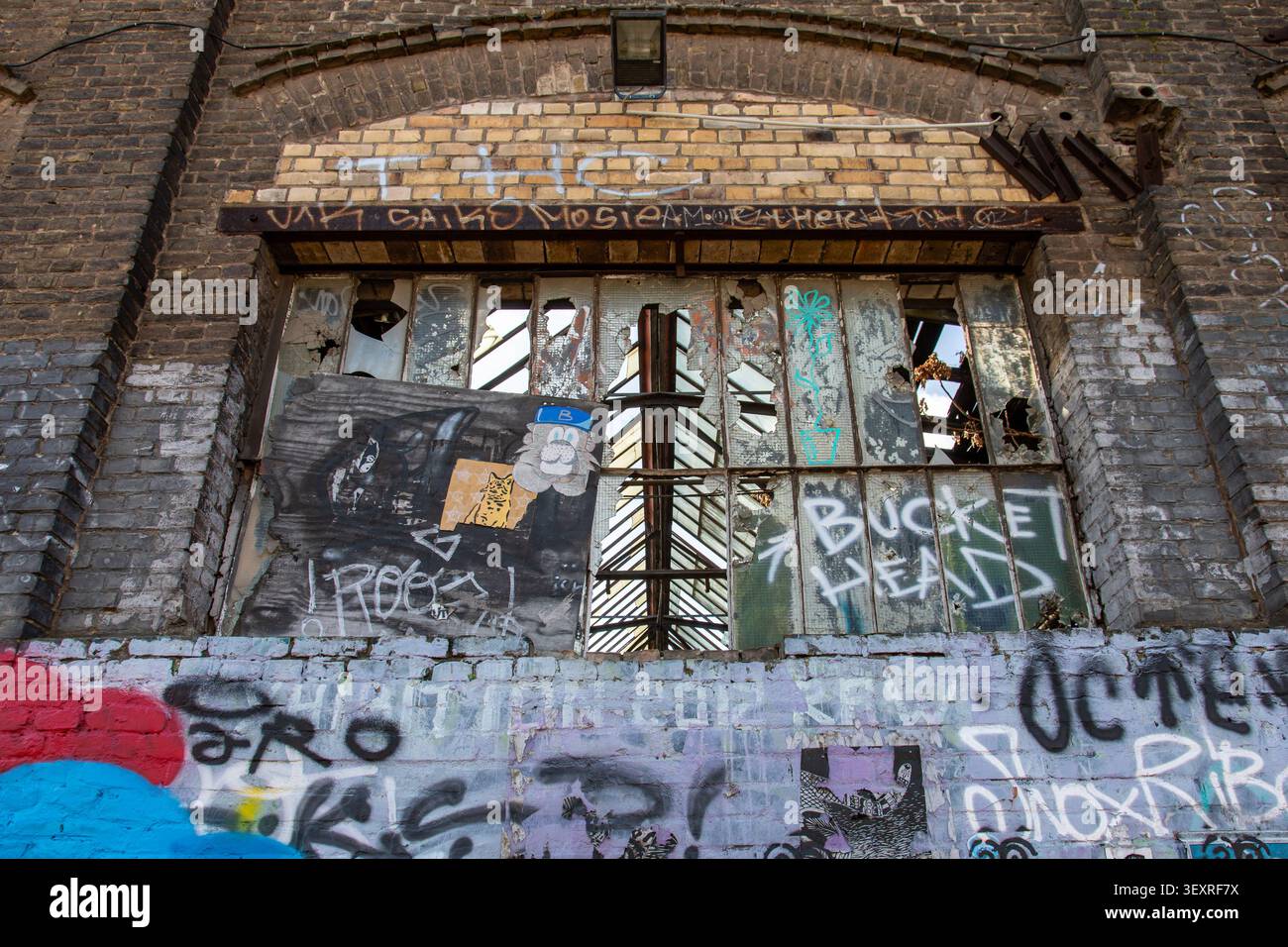 Zerschlagene Fenster der ehemaligen Bahnwerkstatt im RAW-Gelände-Subkulturzentrum im Bezirk Friedrichshain in Berlin, Deutschland Stockfoto