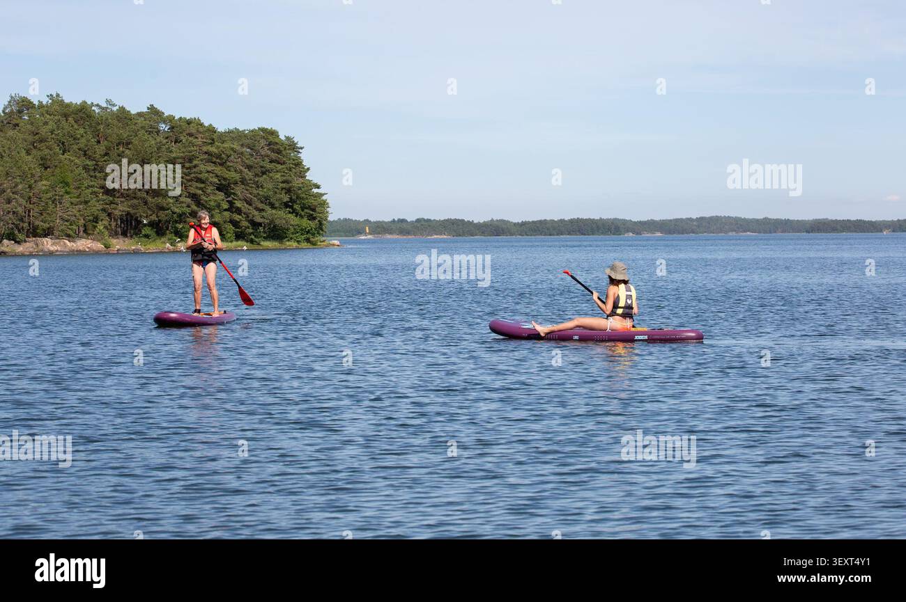 Saariston Rengastie, Turku, Finnland. Juni 2026. Auf dem Campingplatz Rumar Strand auf der Insel Korpo im Turku-Archipel im Südwesten Finnlands können Besucher verschiedene Freizeitaktivitäten auf Wasserbasis genießen. Gäste können in der Ostsee schwimmen, Kanus paddeln, sich auf schwimmenden Plattformen entspannen und die friedliche Küstenlandschaft genießen. Der Campingplatz liegt an der Saariston Rengastie (Archipelago Ring Road) und ist ein beliebtes Sommerziel für Outdoor-Erholung, Familienurlaub und Naturtourismus. Quelle: Jose Tabares/ZUMA Wire/Alamy Live News Stockfoto